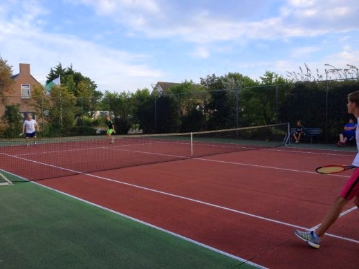 Tennisbaan Warmond bij Leiden Goedkoop tennissen, in alle rust tussen het groen en op een buitenbaan? Onze tennisbaan in Warmond is het gehele jaar door te gebruiken tegen de laagste prijzen.